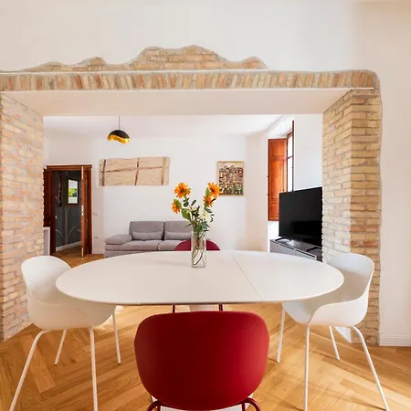 Apartman 10' From The Sea, In The Center Of